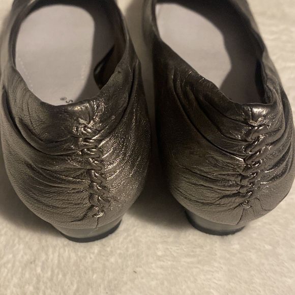 Bare Traps Landy Leather Slip On Wedge Heels Pumps Size 6 Silver Almond Toe - Picture 6 of 8